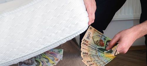 Banii la saltea sau cont de economii pentru studii?